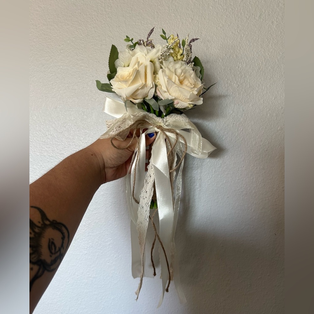 Elegant Cream Rose Bouquet with Ribbon